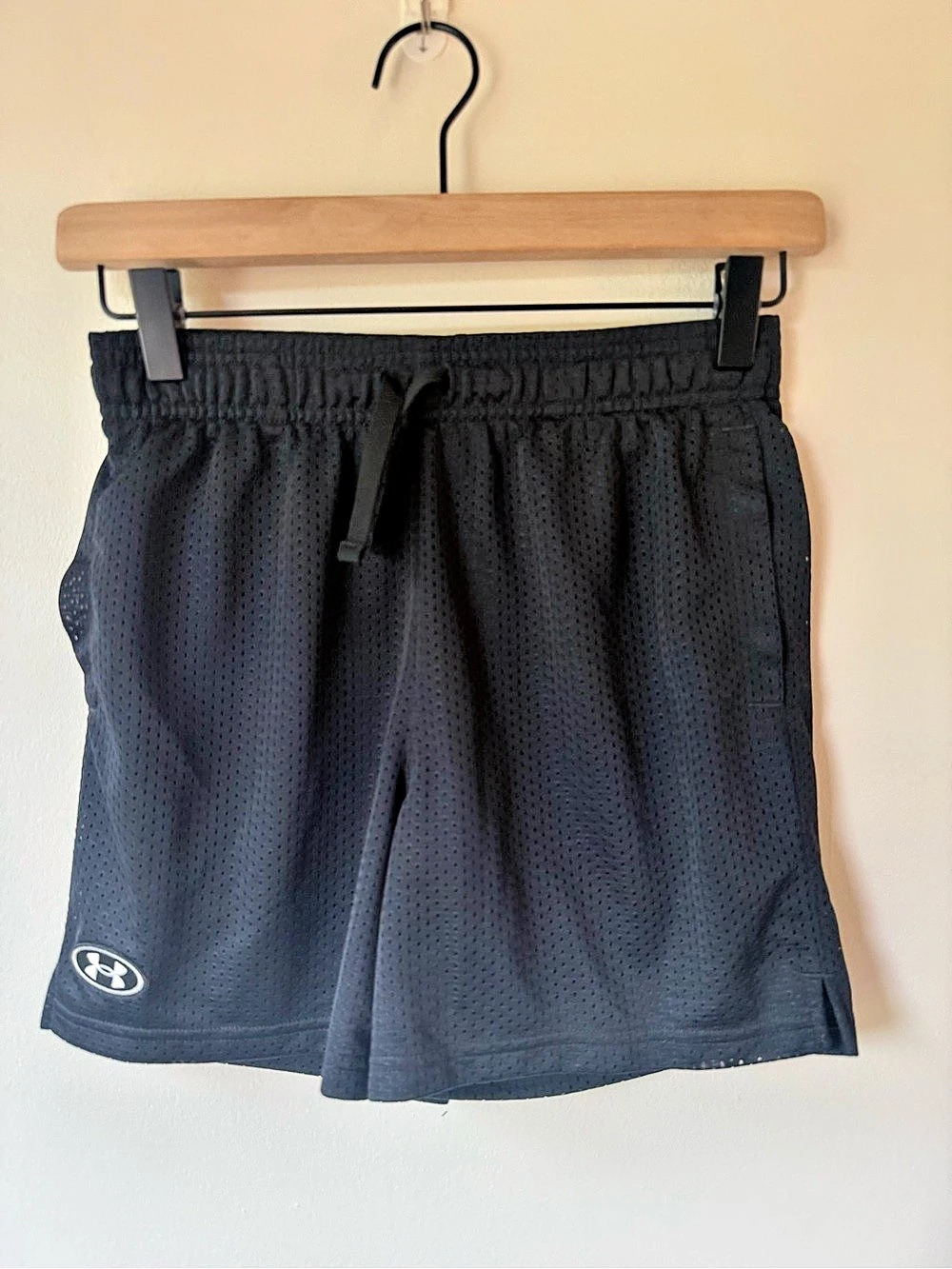 Youth Under Armour Black Mesh Shorts - Size Medium